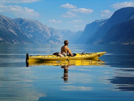 Kajak på Lysefjorden i Norge